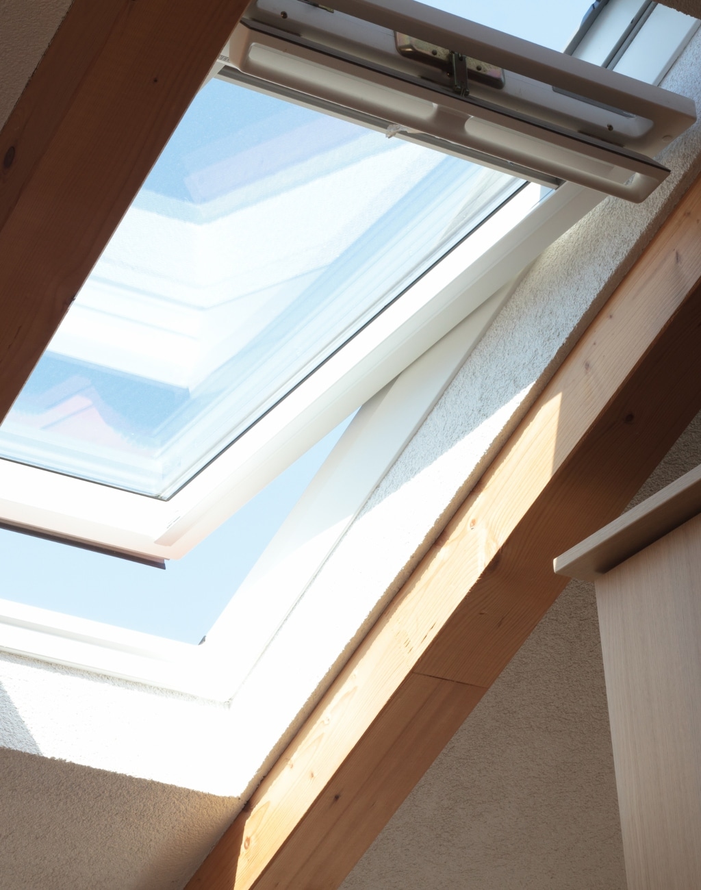 Placer fenêtre de toit: types de fenêtres de toit, prix & finition