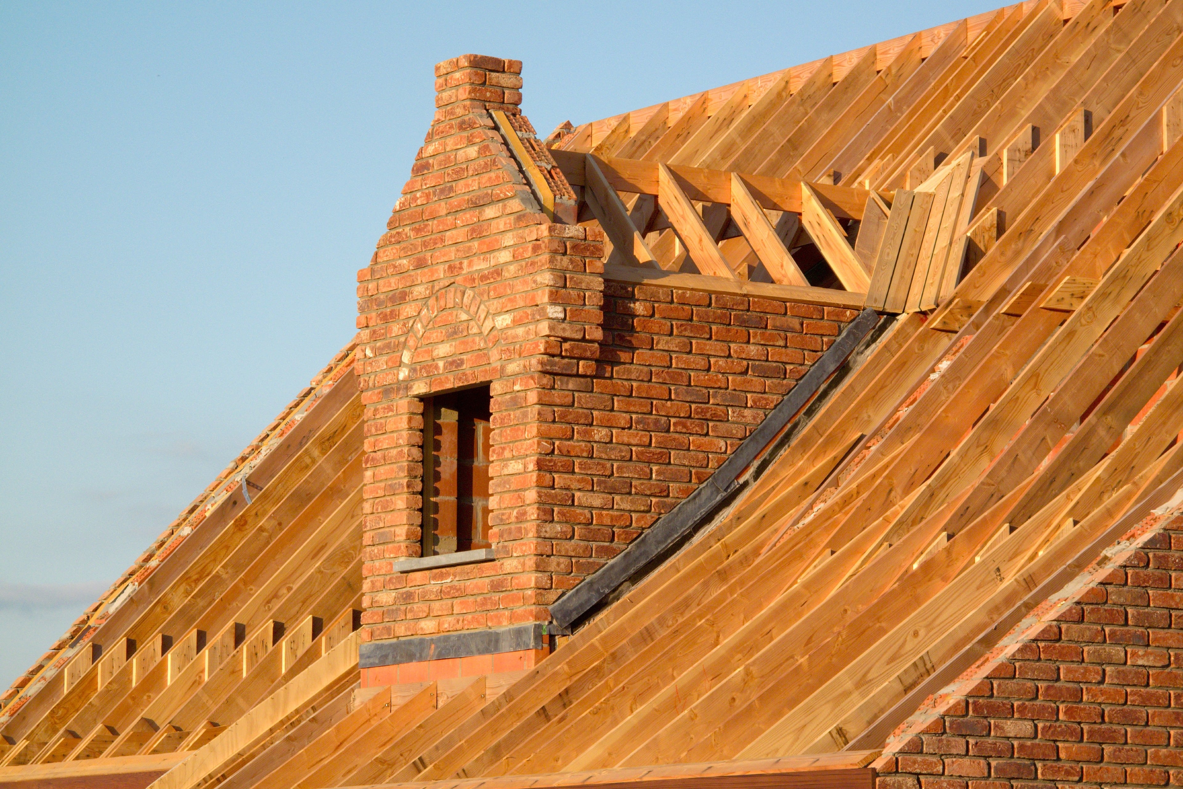 Placer une lucarne de toit: infos sur les matériaux, prix, conseils